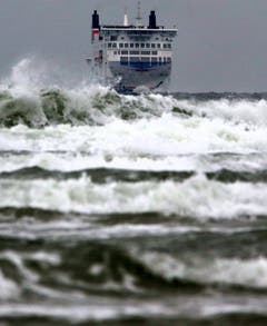 Eine skandinavische Fähre kämpft sich auf dem Weg nach Rostock durch die Wellen. (Bild: Keystone)