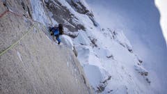 Gemeinsam mit David Lama gelingt es Dani Arnold (Bild) in nur 48 Stunden eine neue Route durch die 1500 Meter hohen Nordostwand am Mooses Tooth zu eröffnen. (Bild: David Lama)