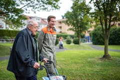 ...wird der Herdschwandbewohner und Ur-Emmer Ferdinand Wyss zusammen mit Zivilschützer Yannick Kaech zum neuen Betagtenheim begleitet. (Bild: Roger Grütter / Neue LZ)