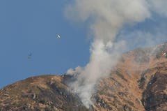 Zur Bekämpfung des Brandes am Bristenstockes sind Helikopter im Einsatz. (Bild: Leserbild / Irene Baumeler - Villiger)