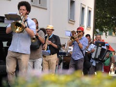 Einmarsch der Musikanten im Dorf. (Bild: Urs Hanhart)