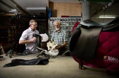 Röösli Sattelbau in Malters. Im Bild: (v.l.) Urs und Fredy Röösli. (Bild: Corinne Glanzmann / Neue LZ)