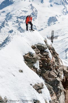 Die Bedingungen, die Arnold in der Wand auffand, waren gut, aber nicht perfekt. Besonders im oberen Teil lag wenig Schnee, das Klettern auf blankem Eis oder auf den Felsen gestaltete sich entsprechend anspruchsvoll. Das bringt Arnold zum Fazit: «Es würde wahrscheinlich noch schneller gehen.» (Bild: Christian Gisi)
