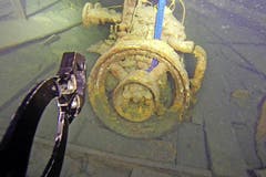Der Petrolmotor hängt unter Wasser in den Gurten. (Bild: pd)
