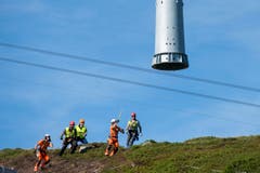 Hier kommt der Masten an. (Bild: Keystone/Urs Flüeler)