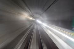 Verwischte Konturen, vorbeiziehende Lichtspuren. (Bild: KEYSTONE/GAETAN BALLY)