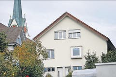 Im Juli hat in Zug die zuständige Direktion des Inneren die Landeskirchen, Klöster und Religionsgemeinschaften in einem Brief darum gebeten, zusätzliche Betten bereitzustellen. Die Katholische Kirchgemeinde Muri vermietet inzwischen ein Haus für Flüchtlinge an den Kanton, und auch das ehemalige Pfarrhaus in Edlibach bietet nun Flüchtlingen eine Unterkunft. (Bild: Stefan Kaiser)