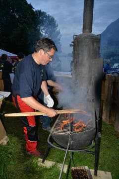Seenachtsfest Lungern: beliebte Chäswürschtli vom Holzkohlengrill. (Bild: Robert Hess / Neue OZ)