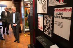 Emil Steinberger sieht sich Ausstellungsstücke an. (Bild: Keystone)
