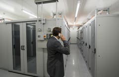 Andy Reinhard, Marketingdirektor, telefoniert in einem Serverraum. (Bild: Keystone)