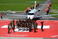 Was für ein Spektakel: Der neue PC-24 wird von der Schweizer Armee eskortiert. (Bild: Keystone)