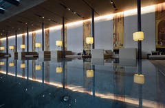 Eine Verwöhnoase ist das 2'400 Quadratmeter grosse Spa im The Chedi Andermatt. Neben dem 35 Meter langen Indoor Pool bietet die Bäderlandschaft mit finnischer Sauna, Dampfbad und Hamam Highlights für Erholungssuchende. (Bild: Keystone)