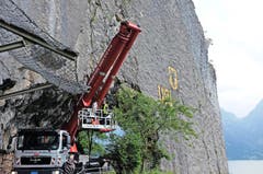 Zentimetergenaue Kranarbeit fürs Urner Wappen: Ein Kran für Uri. Heinrich Danioth malte kurz vor Ausbruch des Zweiten Weltkriegs das Urner Wappen im Auftrag des Verkehrsvereins an die Felswand der Axenstrasse. Lange wussten wir nicht, ob die Aufnahme gelingen würde, so wie wir sie geplant hatten. Kranfahrer Johann Thomas musste auf alle Fälle zentimetergenau arbeiten, um den fast 50 Meter hohen Kran in die richtige Position bringen zu können. Zu meinem Glück war im Krankorb nur Platz für zwei Personen. (Bild: Felice Zenoni)