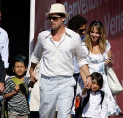 Daddy cool: Brad Pitt mit seinen Adoptivkindern Maddox und Pax (2008). (Bild: Keystone)