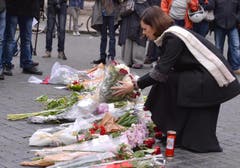 Die Präsidentin der Abgeordnetenkammer, Laura Boldrini, legt Blumen nieder vor der französischen Botschaft in Rom. (Bild: EPA/Maurizio Brambatti)