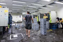 Aufräumen in Pfäffikon: Die Post Zustellstelle stand unter Wasser. (Bild: Keystone / Alexandra Wey)