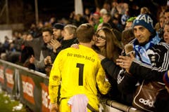 Buochs Torhüter Samuel Blättler wird von den Fans getröstet. (Bild: Boris Bürgisser (Neue LZ))