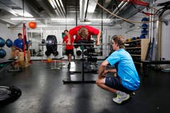 Schwitzen, um an Masse zuzulegen: Die Spieler des EV Zug beim Gewichtheben. (Bild: Stefan Kaiser / Neue ZZ)