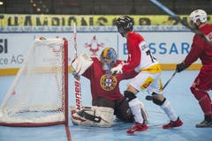 Und da ist der Ball drin: Der Schweizer Mathieu Schildknecht schiesst das 0:2. (Bild: Maria Schmid (Neue ZZ))