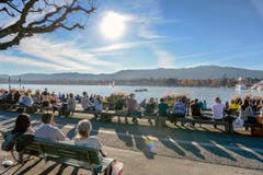 Fast kein Platz bleibt frei bei frühlingshaften Temperaturen mitten im Herbst am Zürcher Utoquai am Samstag. (Bild: Keystone/Walter Bieri)