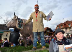 Bimm - Bamm, bald Bam-Bam. Eine aufwändige Demonstration für (oder gegen) das Kuhgebimmel. (Bild: Romano Cuonz / Neue NZ)