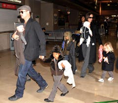 Grossfamilie auf Reisen: Angelina Jolie und Brad Pitt mit ihren Kindern: Zahara, Pax und Maddox (nicht im Bild) sind adoptiert, Shiloh, Knox und Vivienne sind die gemeinsamen Kinder des Paares. (Bild: Keystone)