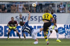 Luzerns Hekuran Kryeziu wehrt einen Schuss von Dortmunds Erik Durm ab. (Bild: Keystone / Urs Flüeler)