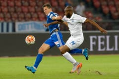 Remo Freuler, links, im Zweikampf mit Franck Etoundi. (Bild: Keystone/Anthony Anex)