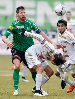 Der St.Galler Stephane Besle, links, im Zweikampf mit dem Luzerner Adrian Winter. (Bild: Keystone)