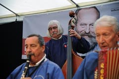 Im Festzelt auf dem Unterlehn spielten die Engadiner Ländlerfründe. (Bild: Urs Hanhart / Neue UZ)