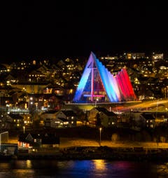 Die Eismeerkathedrale in Tromsö, Norwegen. (Bild: EPA/Jan Holthe)