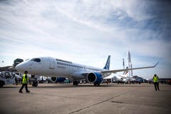 Eine Bombardier CS300 wurde während der Flugshow von seinem Parkfeld manövriert. (Bild: ETIENNE LAURENT)