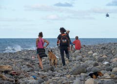 Am Strand von La Réunion werde weitere Teile gesucht. (Bild: Keystone)