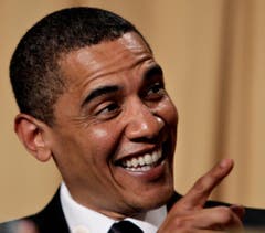 Präsidiales Lachen: Barack Obama amüsiert sich über Komikerin Wanda Sykes während eines Dinners in Washington. (Bild: Keystone)