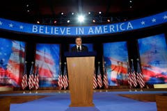 "Das ist eine Zeit grosser Herausforderungen für Amerika, und ich bete, dass der Präsident Erfolg haben wird, unsere Nation zu führen", sagte Mitt Romney nach seiner Niederlage. (Bild: Keystone)