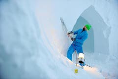 Auch Jakob Weil packt tatkräftig mit an, damit die Gäste an Weihnachten das Iglu-Hotel einweihen können. (Bild: Corinne Glanzmann / Neue OZ)