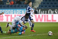 Luzerns Jonas Omlin verursacht einen Elfmeter gegen Basels Breel Embolo. (Bild: Philipp Schmidli)