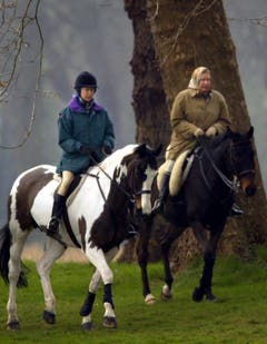Die Königin und ihre Tochter, Prinzessin Anne, bei einem Ausritt 2002 im Schloss Windsor. (Bild: Keystone)