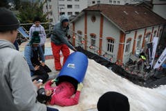 In der Tonne die Schanze runter (Bild: Urs Hanhart / Neue UZ)