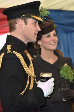 Der englische Prinz William gönnt sich nach der Zeremonie auf der Militärbasis in Aldershot ein irisches Guiness-Bier, die hochschwangere Kate trinkt ein Glas Wasser. (Bild: Keystone)