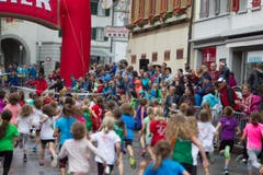 Hellebardenlauf Sempach Start eines Jugend Feldes vor den Augen der Fans. (Bild: Beat Blättler)