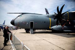 Ein Besucher neben einem A400M Militärflugzeug. (Bild: ETIENNE LAURENT)
