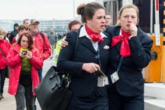 Das Entsetzen steht zwei Swissport-Mitarbeiterinnen ins Gesicht geschrieben. (Bild: Ap Foto / Geert Vanden Wijngaert)