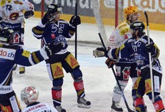 Jubel bei Zugs Reto Suri nach dessen Tor, zusammen mit Alessandro Chiesa (links) und Josh Holden. (Bild: Keystone)
