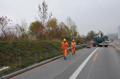 Arbeiter entfernen die Leitplanken. (Bild: Philipp Unterschütz / Neue NZ)