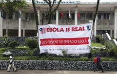 Ebola-Hinweisschilder im westafrikanischen Liberia. "Ebola ist real. Lasst uns gemeinsam die Ausbreitung von Ebola bekämpfen!» steht darauf geschrieben. (Bild: Keystone)