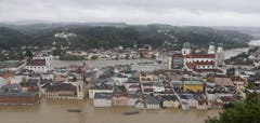 Die Donau überschritt in Passau am Montagmorgen den Pegelstand von 12,20 Metern. (Bild: Keystone)