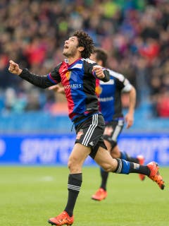 Mohamed Elneny jubelt nach seinem Treffer zum 3:0. (Bild: Keystone / Georgios Kefalas))