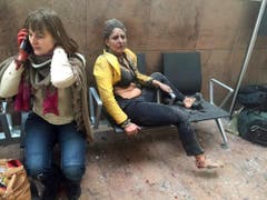 Zwei verwundete Frauen, Opfer der Bomben am Flughafen. (Bild: Ketevan Kardava/ via AP)