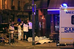 Sanitäter im Einsatz vor einem Restaurant in Paris. (Bild: AP/Thibault Camus)